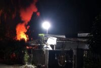 Gudang disebut DM yang terbakar di Pekon Banjarnegoro, Wonosobo, Tanggamus, Sabtu 1 Agustus 2026 | Dok. Facebook Ibuk Evi.