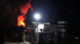 Gudang disebut DM yang terbakar di Pekon Banjarnegoro, Wonosobo, Tanggamus, Sabtu 1 Agustus 2026 | Dok. Facebook Ibuk Evi.