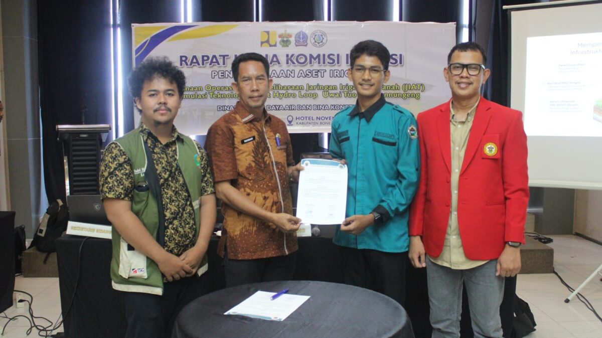 Penandatangan LoA Ketua Umum UKM KPI Universitas Hasanuddin, Aydil Fitra Mulya dan Kepala Dinas SDABK Kabupaten Bone, Kasdar di Hotel Novena, Watampone, Kamis (30/7/2026) | Dok. Edil.