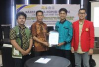 Penandatangan LoA Ketua Umum UKM KPI Universitas Hasanuddin, Aydil Fitra Mulya dan Kepala Dinas SDABK Kabupaten Bone, Kasdar di Hotel Novena, Watampone, Kamis (30/7/2026) | Dok. Edil.