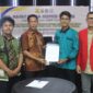 Penandatangan LoA Ketua Umum UKM KPI Universitas Hasanuddin, Aydil Fitra Mulya dan Kepala Dinas SDABK Kabupaten Bone, Kasdar di Hotel Novena, Watampone, Kamis (30/7/2026) | Dok. Edil.