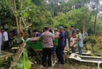 Bhabinkamtibmas Aipda Hardiansyah saat mengantarkan almarhum hingga ke pemakaman di Pekon Teratas, Kota Agung, Sabtu 1 Agustus 2026 | Dok. Humas Polres Tanggamus.
