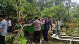 Bhabinkamtibmas Aipda Hardiansyah saat mengantarkan almarhum hingga ke pemakaman di Pekon Teratas, Kota Agung, Sabtu 1 Agustus 2026 | Dok. Humas Polres Tanggamus.