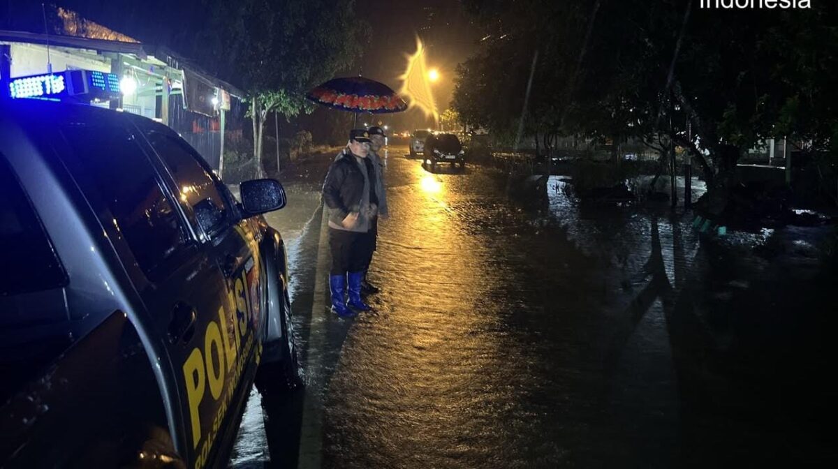 Kapolsek Iptu Primadona Laila saat melakukan pengaturan lali lintas di lokasi, Minggu 2 Agustus 2026, dinihari | Dok. Humas Polres Tanggamus.