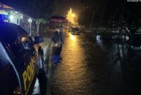 Kapolsek Iptu Primadona Laila saat melakukan pengaturan lali lintas di lokasi, Minggu 2 Agustus 2026, dinihari | Dok. Humas Polres Tanggamus.