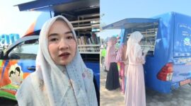 Kolase foto, Novi, staf Dinas Perpustakan dan Kearsipan Daerah Tanggamus saat memberikan keterangan dan saat para pengunjung memilih buku di mobil perpustakaan keliling di RTH Muara Indah, Kota Agung, Minggu 2 Agustus 2026 | Zulkarnain/Media Prioritastv.com.