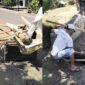 Kolase foto setengah jalan Jalinbar Tanggamus di Pekon Negeri Ngarip, Wonosobo yang tidak berfungsi akibat anjlok dan saat warga berusaha membuang material yang menutup aliran namun tidak berhasil, Minggu 2 Agustus 2026 | ist/Media Prioritastv.com.