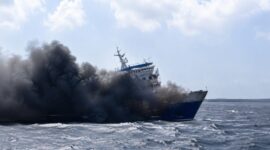 KMP Mutiara Santosa 2 rute Surabaya-Makasar saat terbakar di Perairan Utara, Madura, Minggu 2 Agustus 2026 | ist/Media Prioritastv.com.