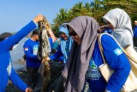 Gerakan langit biru Indonesia Asri, Partai Demokrat membersihkan sampah di Pantai Muara Indah, Kota Agung, Tanggamus, Minggu 2 Juli 2026 | Herdi/Media Prioritastv.com.