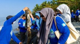 Gerakan langit biru Indonesia Asri, Partai Demokrat membersihkan sampah di Pantai Muara Indah, Kota Agung, Tanggamus, Minggu 2 Juli 2026 | Herdi/Media Prioritastv.com.