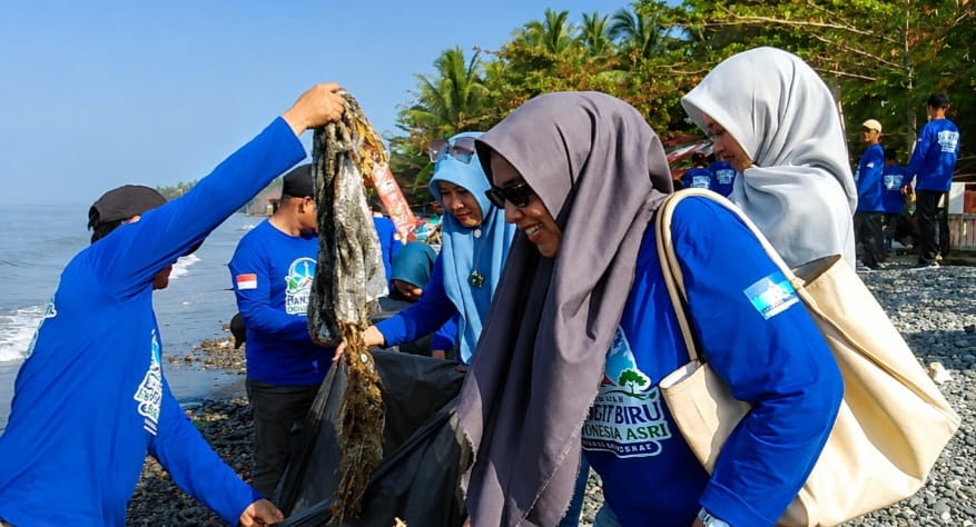 Gerakan langit biru Indonesia Asri, Partai Demokrat membersihkan sampah di Pantai Muara Indah, Kota Agung, Tanggamus, Minggu 2 Juli 2026 | Herdi/Media Prioritastv.com.