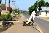 Kondisi jalan yang mengalami deformasi sehingga hanya 1 lajur yang berfungsi di Jalinbar Pekon Negeri Ngarip, Wonosobo, Tanggamus, Minggu 2 Agustus 2026 | Zulkarnain/Media Prioritastv.com.