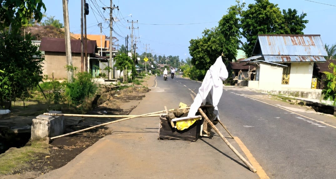 Kondisi jalan yang mengalami deformasi sehingga hanya 1 lajur yang berfungsi di Jalinbar Pekon Negeri Ngarip, Wonosobo, Tanggamus, Minggu 2 Agustus 2026 | Zulkarnain/Media Prioritastv.com.