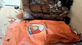 Jenazah korban yang telah dibungkus kantung mayat usai ditemukan membusuk di sofa rumah kost di di Jalan Urip Sumoharjo, Kelurahan Gunung Sulah, Kecamatan Way Halim, Kota Bandar Lampung, Minggu (2/8/2026) | Dok. Humas Polresta Bandar Lampung.