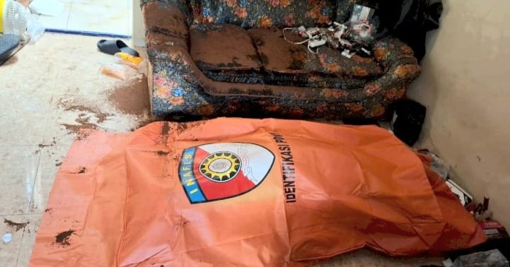 Jenazah korban yang telah dibungkus kantung mayat usai ditemukan membusuk di sofa rumah kost di di Jalan Urip Sumoharjo, Kelurahan Gunung Sulah, Kecamatan Way Halim, Kota Bandar Lampung, Minggu (2/8/2026) | Dok. Humas Polresta Bandar Lampung.