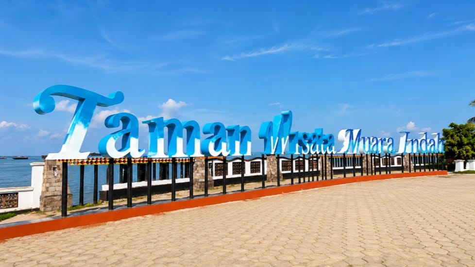 Landmark Taman Wisata Muara Indah Kota Agung, salah satu ikon destinasi wisata di Kabupaten Tanggamus yang telah dipercantik diabadikan Minggu, 2 Agustus 2026 | Zulkarnain/Media Prioritastv.com.