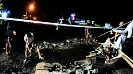 Ditengah cuaca mendung dan kekhawatiran kembali hujan serta banjir, warga Pekon Negeri Ngarip, Wonosobo, Tanggamus akhirnya kembali berusaha menjebol gorong-gorong ambruk, Minggu 2 Agustus 2026, malam | ist/Media Prioritastv.com.