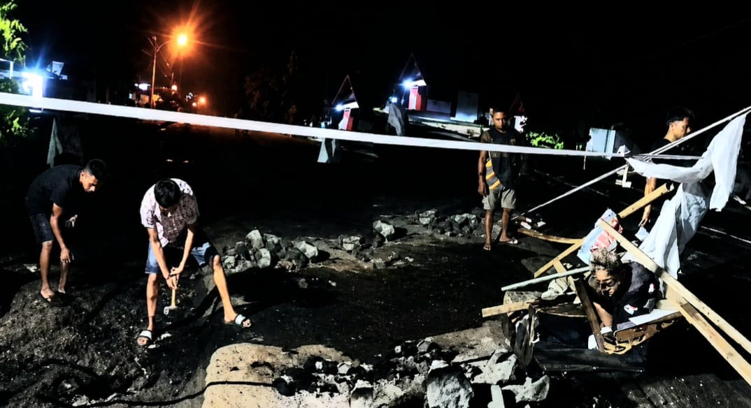 Ditengah cuaca mendung dan kekhawatiran kembali hujan serta banjir, warga Pekon Negeri Ngarip, Wonosobo, Tanggamus akhirnya kembali berusaha menjebol gorong-gorong ambruk, Minggu 2 Agustus 2026, malam | ist/Media Prioritastv.com.