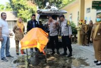 Jenazah korban saat hendak dievakuasi ke RSUD Batin Mangunang dari Puseksmas Talang Padang, Senin 3 Agustus 2026 | Dok. Humas Polres Pringsewu.