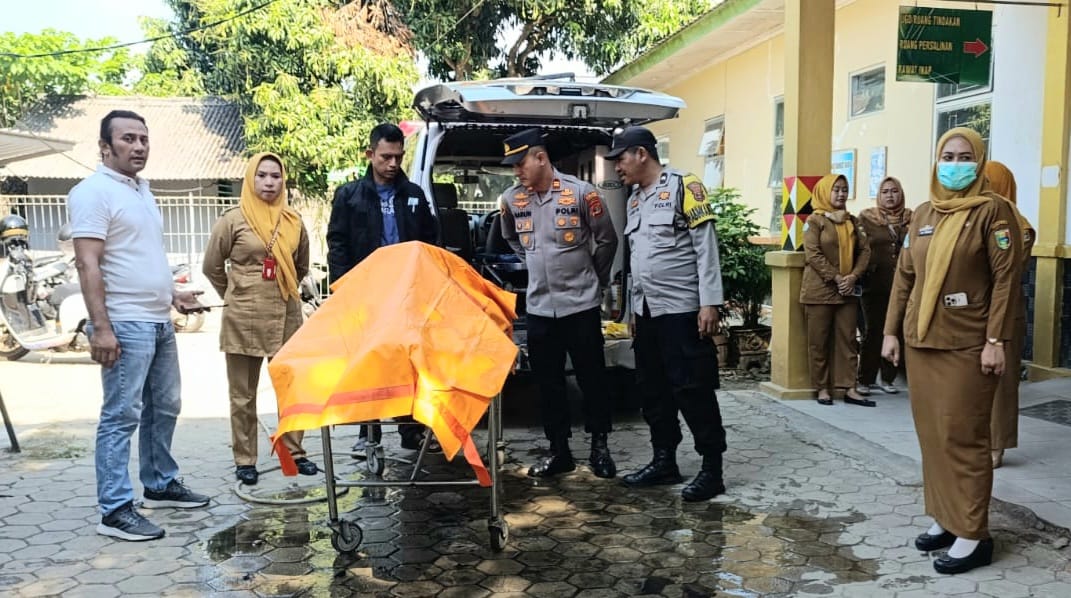 Jenazah korban saat hendak dievakuasi ke RSUD Batin Mangunang dari Puseksmas Talang Padang, Senin 3 Agustus 2026 | Dok. Humas Polres Pringsewu.