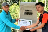 Penyerahan sertifikat atas hasil pembangunan Rocket Stove guna meminimalisir asap pembakaran sampah di RT 02 Dusun Sempu, Desa Ngadirejo, Secang, Magelang dari Universitas Tidar, Minggu 2 Agustus 2026 | Dok. KKN Kelompok 15 Untidar.