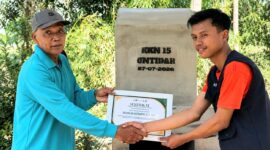 Penyerahan sertifikat atas hasil pembangunan Rocket Stove guna meminimalisir asap pembakaran sampah di RT 02 Dusun Sempu, Desa Ngadirejo, Secang, Magelang dari Universitas Tidar, Minggu 2 Agustus 2026 | Dok. KKN Kelompok 15 Untidar.