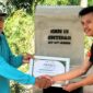 Penyerahan sertifikat atas hasil pembangunan Rocket Stove guna meminimalisir asap pembakaran sampah di RT 02 Dusun Sempu, Desa Ngadirejo, Secang, Magelang dari Universitas Tidar, Minggu 2 Agustus 2026 | Dok. KKN Kelompok 15 Untidar.
