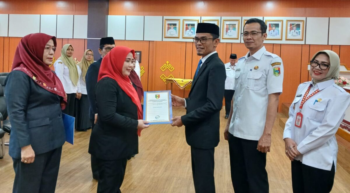 Riza Husna saat menerima SK pelantikan menjadi Sekretaris Disdukcapil Tanggamus, Rabu 5 Agustus 2026 | Herdi/Media Prioritastv.com.