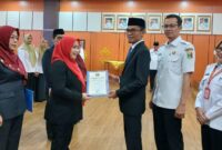 Riza Husna saat menerima SK pelantikan menjadi Sekretaris Disdukcapil Tanggamus, Rabu 5 Agustus 2026 | Herdi/Media Prioritastv.com.