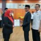Riza Husna saat menerima SK pelantikan menjadi Sekretaris Disdukcapil Tanggamus, Rabu 5 Agustus 2026 | Herdi/Media Prioritastv.com.