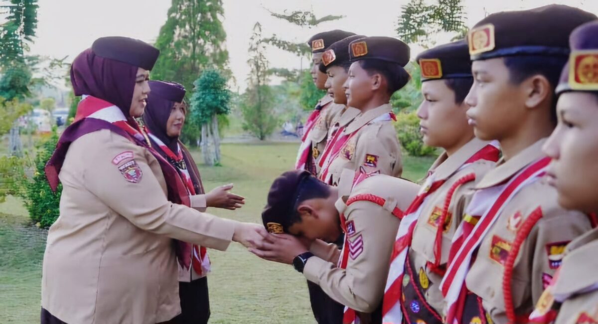 Wabup Pringsewu Umi Laila saat melepas peserta Jambore Nasional (Jamnas) XII Tahun 2026 asal kabupaten setempat, Pekon Klaten, Kecamatan Gadingrejo, Rabu (5/8/2026) petang | Samuel/Media Prioritastv.com.