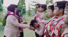 Wabup Pringsewu Umi Laila saat melepas peserta Jambore Nasional (Jamnas) XII Tahun 2026 asal kabupaten setempat, Pekon Klaten, Kecamatan Gadingrejo, Rabu (5/8/2026) petang | Samuel/Media Prioritastv.com.