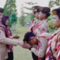 Wabup Pringsewu Umi Laila saat melepas peserta Jambore Nasional (Jamnas) XII Tahun 2026 asal kabupaten setempat, Pekon Klaten, Kecamatan Gadingrejo, Rabu (5/8/2026) petang | Samuel/Media Prioritastv.com.