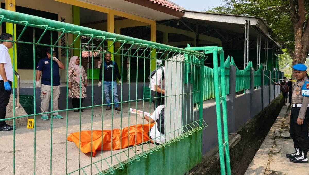 Polisi saat melakukan identifikasi pembunuhan di Masjid Masjid Al-Muhajirin Purwakarta, Kamis 6 Agustus 2026 | ist/Media Prioritastv.com.