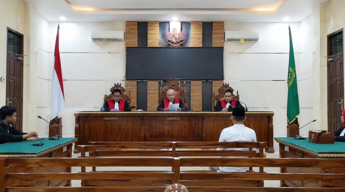 Mantan Kakon/Kades Atar Lebar, Bandar Negeri Semuong, Tanggamus, Lampung saat mengikuti sidang dan mendengarkan putusan hakim, Kamis 6 Agustus 2026 | Saripudin/Media Prioritastv.com.