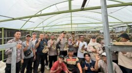 Foto bersama tim dari 4 Polres Polda Sumsel di gudang penyimpanan bawang putih di Ulu Belu, Tanggamus, Kamis 6 Agustus 2026 | Dok. Humas Polres Tanggamus.