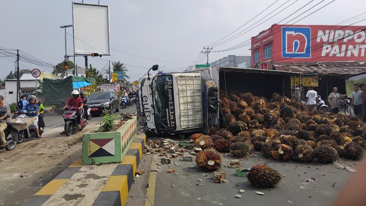 Truk muatan sawit yang terguling di Jalan Ir. Juanda, Pekon Terbaya, Kota Agung, Tanggamus, Jumat 7 Agustus 2026 | ist/Media Prioritastv.com.