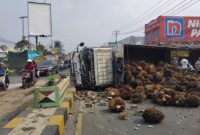 Truk muatan sawit yang terguling di Jalan Ir. Juanda, Pekon Terbaya, Kota Agung, Tanggamus, Jumat 7 Agustus 2026 | ist/Media Prioritastv.com.