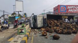 Truk muatan sawit yang terguling di Jalan Ir. Juanda, Pekon Terbaya, Kota Agung, Tanggamus, Jumat 7 Agustus 2026 | ist/Media Prioritastv.com.
