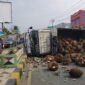 Truk muatan sawit yang terguling di Jalan Ir. Juanda, Pekon Terbaya, Kota Agung, Tanggamus, Jumat 7 Agustus 2026 | ist/Media Prioritastv.com.
