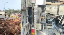 Kolase foto TBS yang tercecer sebelum dievakuasi dan kondisi mobil yang terguling di Jalan Ir. Juanda, Pekon Terbaya, Kota Agung, Tanggamus, Jumat 7 Agustus 2026 | Herdi/Media Prioritastv.com.