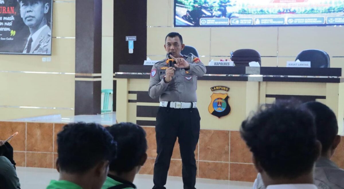 Kasat Lantas Polres Tanggamus AKP Rudi Khisbiyantoro saat memberikan pemparan kepada peserta di Aula Paramasatwika, Jumat 7 Agustus 2026 | Dok. Humas Polres Tanggamus.