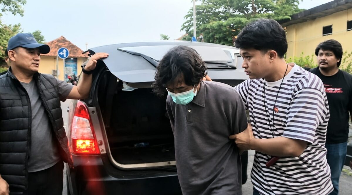 Tersangka Fajar Sugama yang berhasil ditangkap saat akan dibawa ke ruang pemeriksaan Polres Purwakarta, Kamis 6 Agustus 2026.