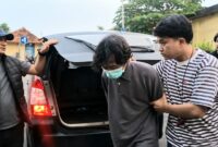 Tersangka Fajar Sugama yang berhasil ditangkap saat akan dibawa ke ruang pemeriksaan Polres Purwakarta, Kamis 6 Agustus 2026.