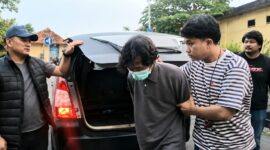 Tersangka Fajar Sugama yang berhasil ditangkap saat akan dibawa ke ruang pemeriksaan Polres Purwakarta, Kamis 6 Agustus 2026.
