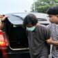 Tersangka Fajar Sugama yang berhasil ditangkap saat akan dibawa ke ruang pemeriksaan Polres Purwakarta, Kamis 6 Agustus 2026.