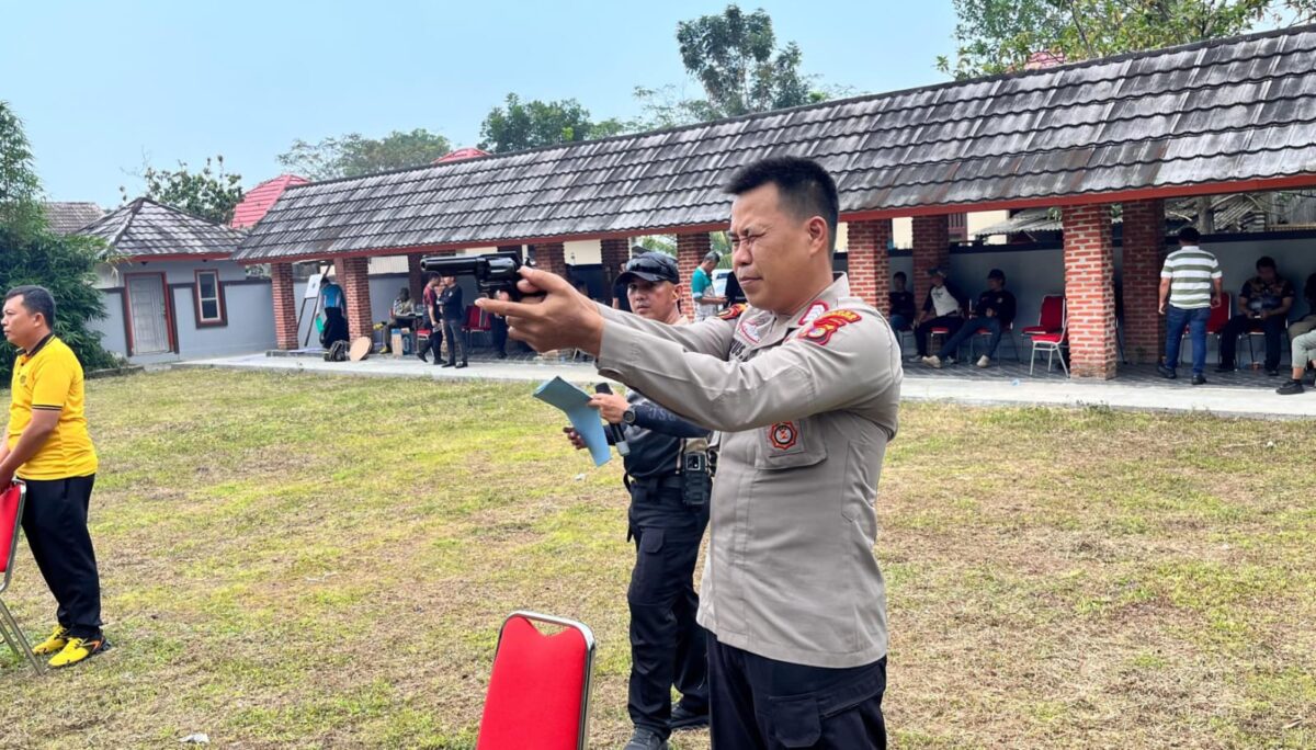 Salah satu personil Polres Tanggamus saat melakukan bidikan dalam uji kualifikasi di Lapangan Tembak Polres setempat, Jumat 7 Agustus 2026 | Dok. Humas Polres Tanggamus.