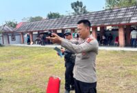 Salah satu personil Polres Tanggamus saat melakukan bidikan dalam uji kualifikasi di Lapangan Tembak Polres setempat, Jumat 7 Agustus 2026 | Dok. Humas Polres Tanggamus.