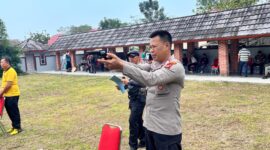 Salah satu personil Polres Tanggamus saat melakukan bidikan dalam uji kualifikasi di Lapangan Tembak Polres setempat, Jumat 7 Agustus 2026 | Dok. Humas Polres Tanggamus.