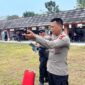 Salah satu personil Polres Tanggamus saat melakukan bidikan dalam uji kualifikasi di Lapangan Tembak Polres setempat, Jumat 7 Agustus 2026 | Dok. Humas Polres Tanggamus.